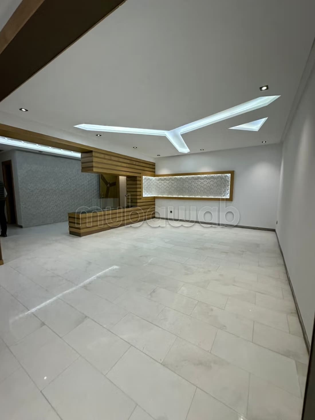 عقار سكني فائق الجودة للبيع في حي الرياض، ينحصر في 4 غرف مع إضافة غرفة سائق.